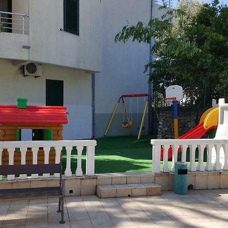 Roman Gardens Studio Apartment ريسان المظهر الخارجي الصورة