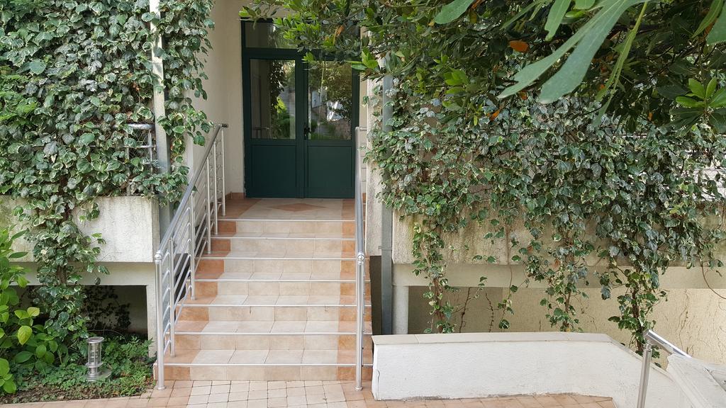 Roman Gardens Studio Apartment ريسان المظهر الخارجي الصورة
