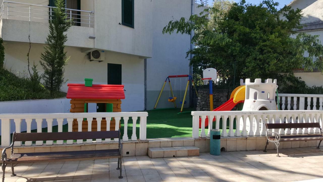 Roman Gardens Studio Apartment ريسان المظهر الخارجي الصورة